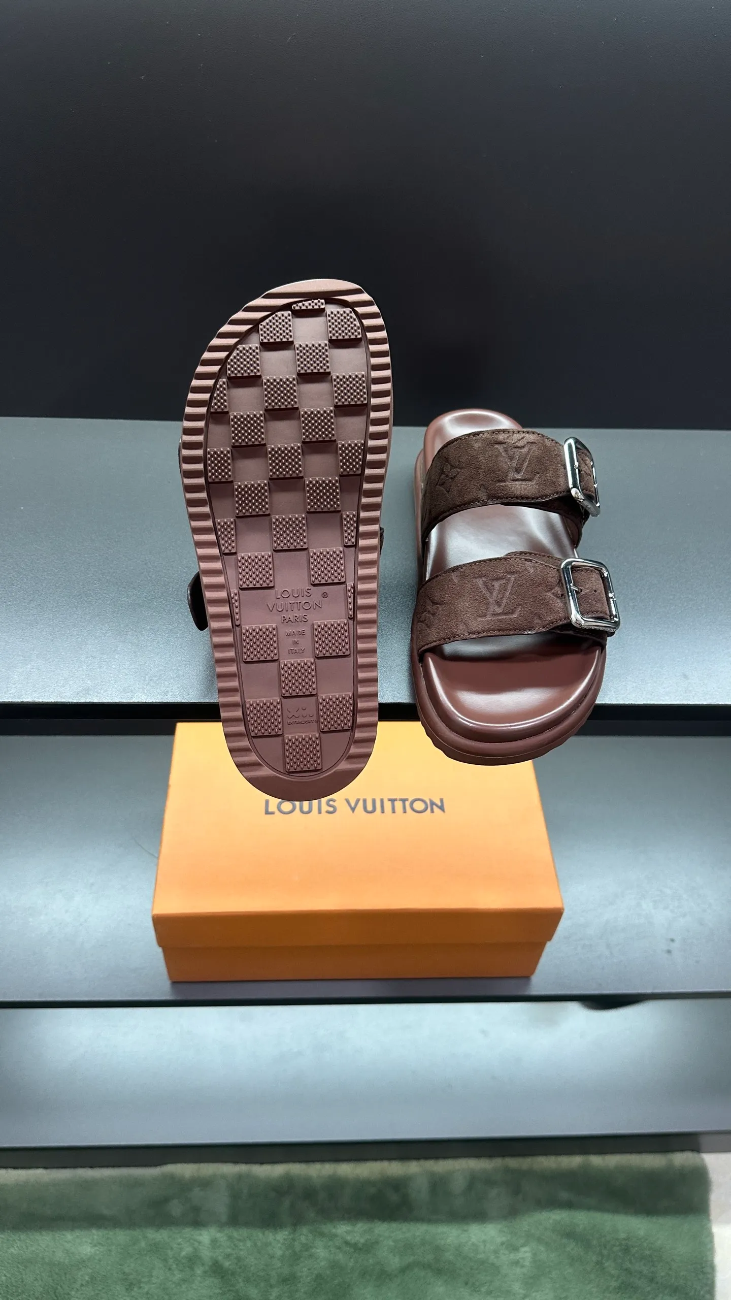 P320 🔍Top purchasing agent LV men's spring and summer slippers counter synchronized. The uppers are made of cowhide fabric imported from Italy, with logo graphics and high-quality craftsmanship. The soles are: original soles specially provided by the original factory. Exclusive molded soles are super comfortable. Original factory follow-up orders. 🔍🔍High quality. You can enter and exit the counter at will. Welcome to compare. Size 38-45
